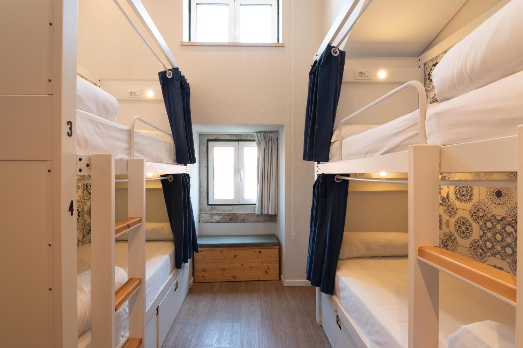Cama en habitación femenina compartida de 4 camas